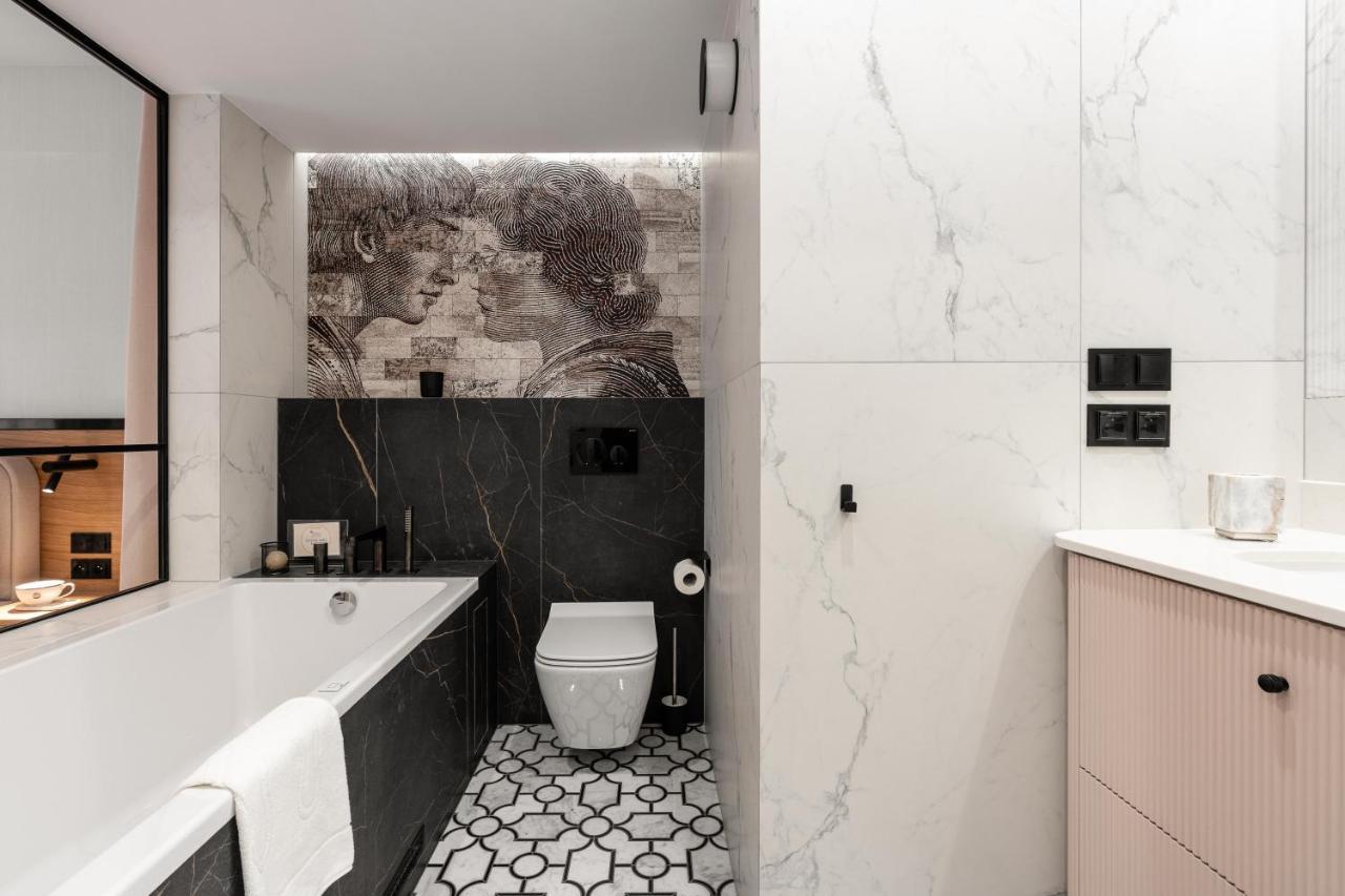 Rose With Bath By Oneapartments *