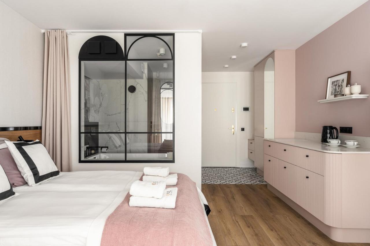 Apartment Rose With Bath By Oneapartments