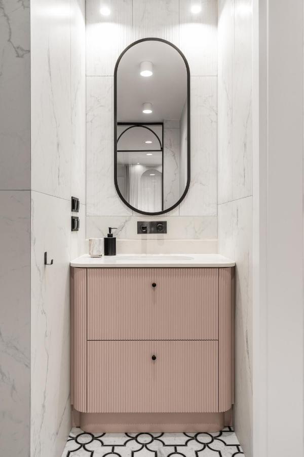 Rose With Bath By Oneapartments Apartment *